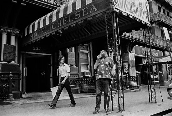 GrandHotel_07 - Peter Simon, Harry Smith in front of the Chelsea Hotel, New York, 1973. © Peter Angelo Simon