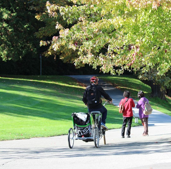 Family-Cycling-in-Stanley-Park-Vancouver
